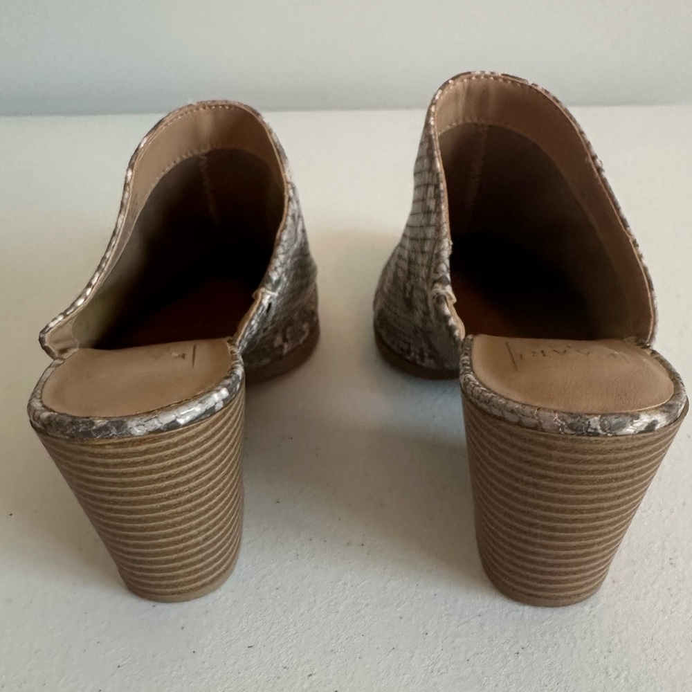 Women’s 8.5 Kaari Blue Gray Snakeskin Heeled Mules - Picture 3 of 11